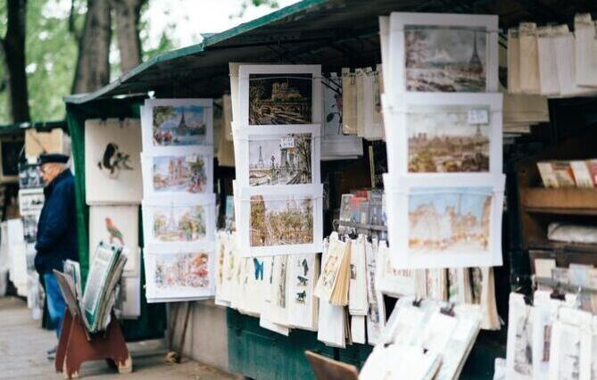 (75) JO de Paris 2024 : les bouquinistes chassés des quais de Seine font grise mine